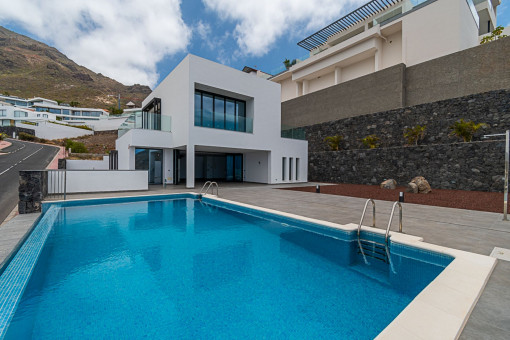 Modern, bright villa with infinity pool on large plot in Roque del Conde