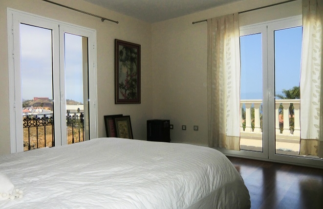 Bedroom with sea views and access to the balcony